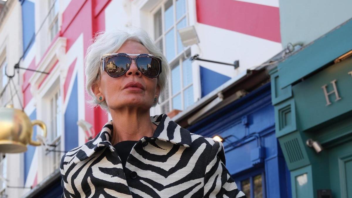 Look de la influencer Grece Ghanem que hace match con las zapatillas retro de Bimba y Lola