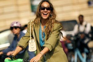 Les femmes les plus élégantes de plus de 50 ans portent ces baskets Skechers vert olive disponibles chez El Corte Inglés : un style rétro, avec une semelle compensée confortable et parfaites pour un usage quotidien.