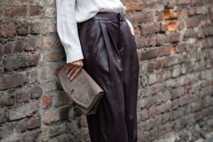 Les pantalons en cuir parfaits à emporter du bureau à l'afterwork arrivent chez Sfera : ils se combinent parfaitement avec les chemises et allongent et stylisent les jambes