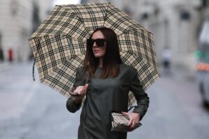 Les parapluies les plus élégants pour les jours de pluie viennent d'arriver chez Parfois : au-delà du noir classique, faciles à combiner et pour moins de 17 €