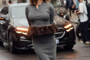 Les robes en maille les plus élégantes qui stylisent le plus la silhouette avec des bottes hautes arrivent chez Zara à l'aube, parfaites à porter aussi bien au bureau que pour un dîner d'automne entre amis.