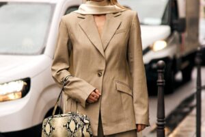 Les tailleurs vestes les plus élégants sont désormais disponibles chez Mango pour réussir au bureau (et lors des dîners d'automne entre amis)
