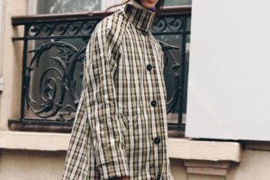 Les trenchs classiques luxueux les plus élégants pour les jours de pluie débarquent ce matin chez Zara : atypiques et faciles à associer avec des basiques