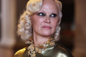 Lidia Herrero, maquilleuse, à propos du smoky eye de Pamela Anderson : « Le secret est dans l'équilibre : des yeux intenses et bien définis, une peau lumineuse et des lèvres aux tons doux »