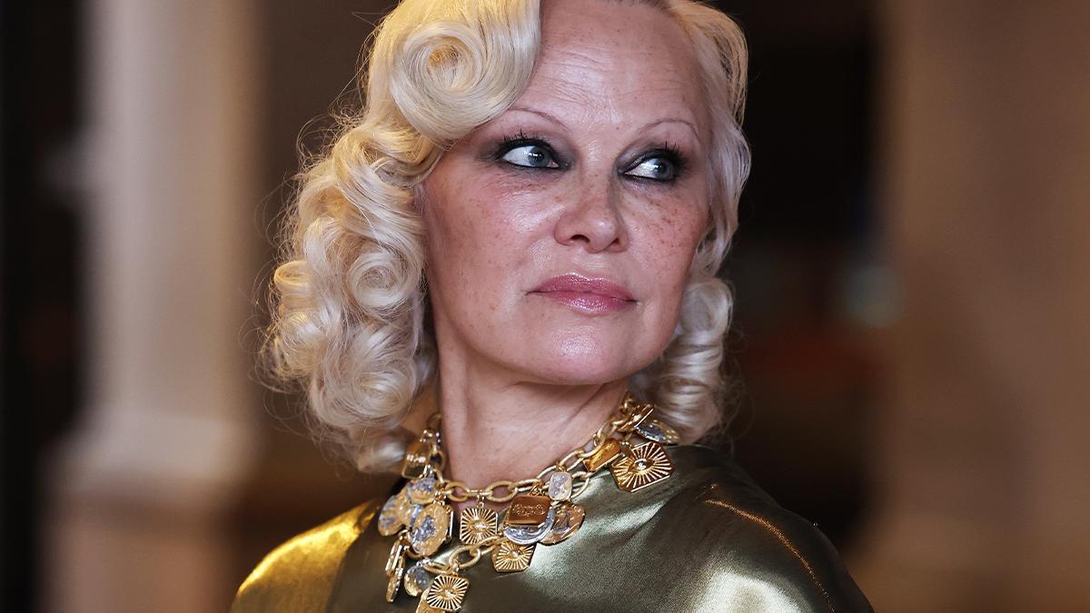 Analizamos el smoky eye de Pamela Anderson