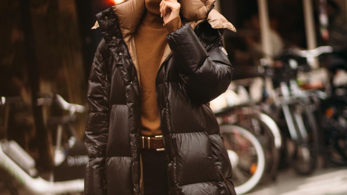 Listas de espera en todas las tallas por el anorak acolchado de Uniqlo perfecto para el invierno 2026: marrón chocolate, resistente al agua y no suma tallas
