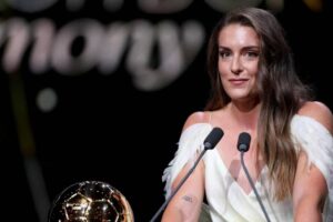 Marta Lasierra, directrice mode de Femme : « La robe d'Alexia Putellas au Gala du Ballon d'Or véhicule du pouvoir, les plumes mettent en valeur à la fois la robe et sa silhouette épaules dénudées »
