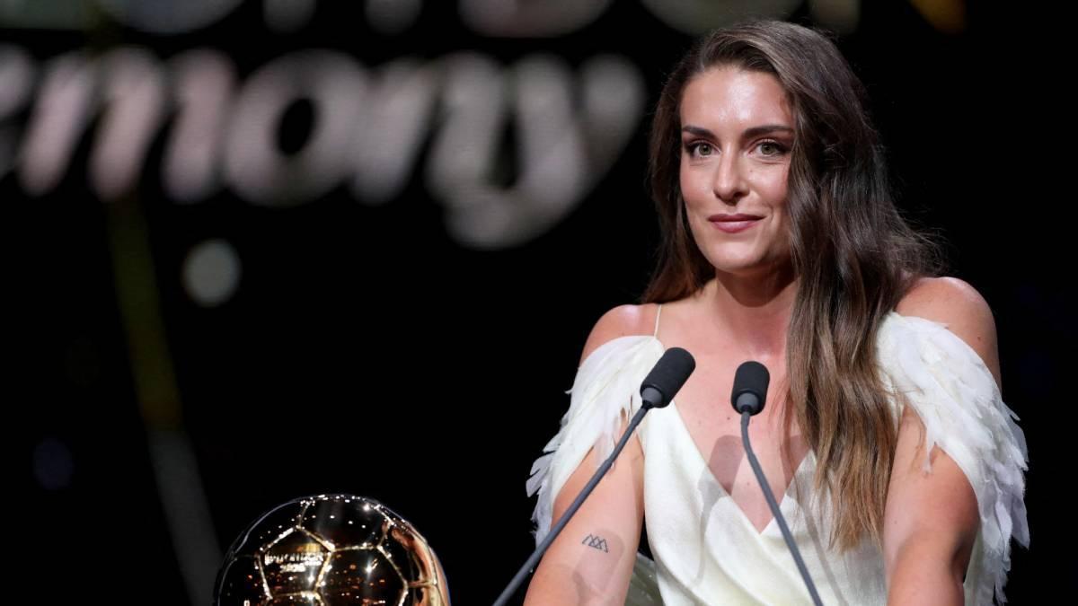 Alexia Putellas recoge su tercer Balón de Oro vestida de diosa griega.