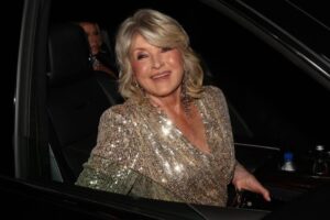 Martha Stewart, 85 ans, fait du Pilates trois matinées par semaine et du poids deux autres matins : « Je fais un programme très intense, non-stop pendant 45 minutes. Même quand je rentre tard le soir, je fais mon entraînement »
