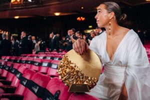 Ni Alexia Putellas, ni Inés García : l'Espagnole la mieux habillée au Ballon d'Or 2026 était Cata Coll avec une tenue d'invité avec un pantalon personnalisé : « lentement et avec une bonne écriture »
