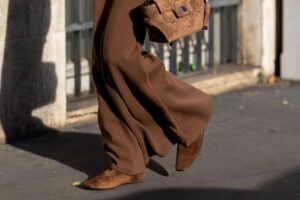 Ni ballerines, ni baskets : Stradivarius rejoint la tendance « sneakerinas » avec le modèle en daim marron idéal pour l'automne 2026