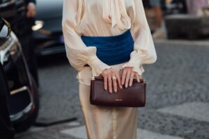 Ni bordeaux ni chocolat : les ongles à l'eau de rose sont la manucure de luxe silencieuse qui triomphe cet automne