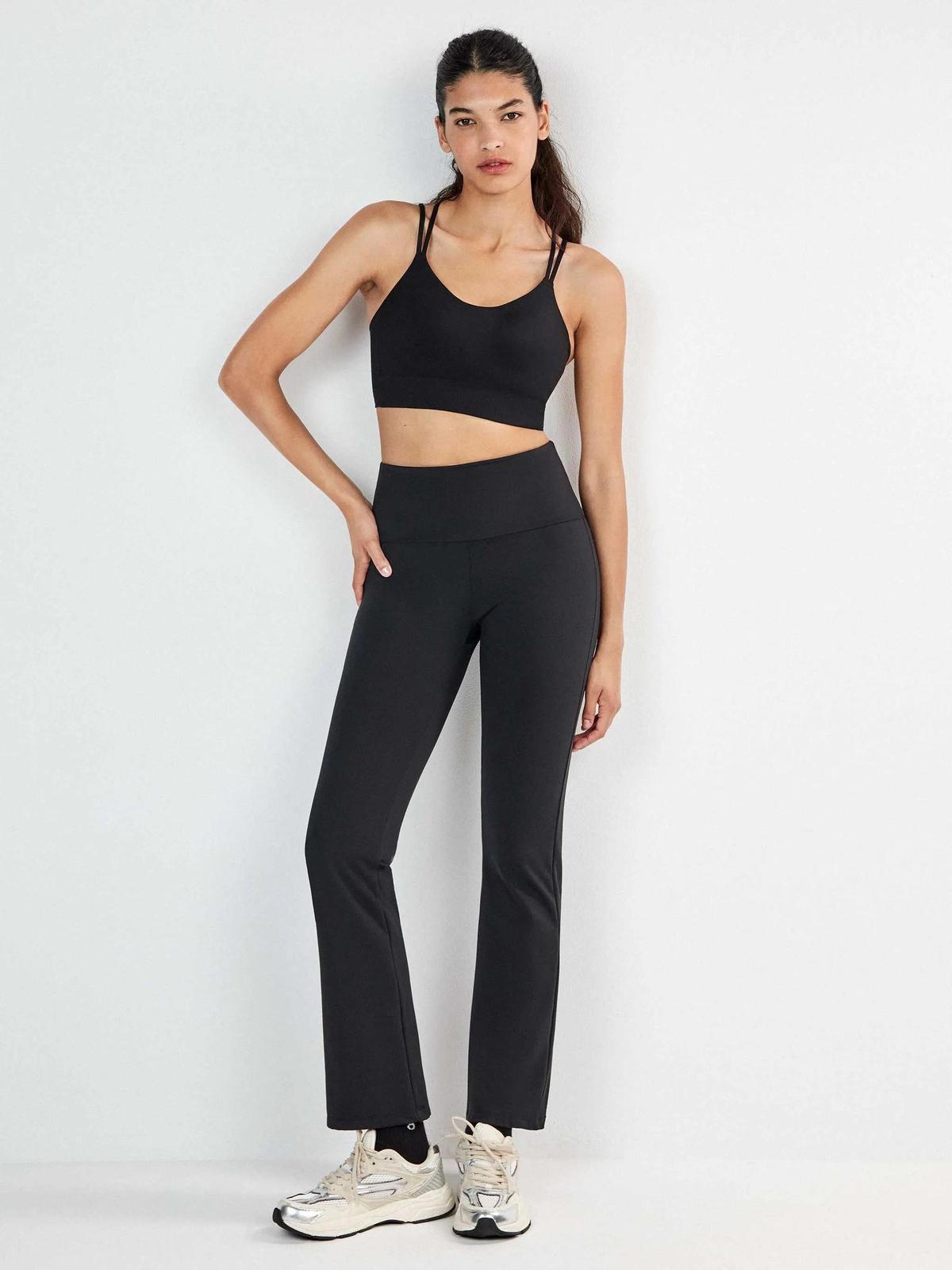 Ensemble de sport composé d'un haut et d'un pantalon évasé
