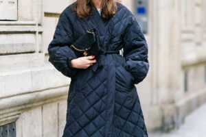 Ni chez Zara, ni chez Mango : les classiques espagnols achètent chez Hipercor la doudoune longue la plus élégante pour l'hiver 2026 (pour moins de 50 €)