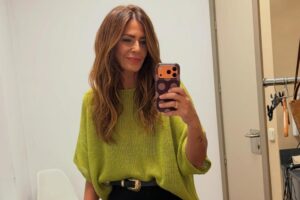 Nuria Roca signe Parfois pour le pull en maille couleur citron, idéal à combiner tout au long de la saison automne-hiver.
