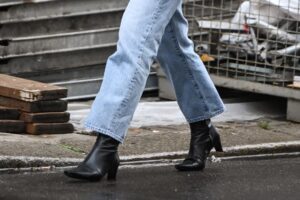 Parfois dépasse Zara et vend enfin les bottines noires parfaites pour l'automne 2026 : avec des talons bas confortables et idéales à porter avec des robes et des jeans