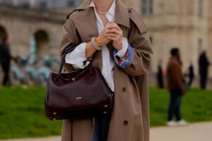 Parfois s'inspire de Burberry et lance enfin le trench beige avec doublure à carreaux que les experts de la mode porteront cet automne 2026