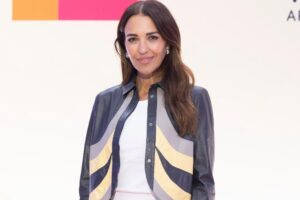 Paula Echevarría et Primark confirment le retour des trenchs ceinturés : ils sont la plus grande tendance de cet automne, ils stylisent la silhouette et se combinent à merveille avec un jean évasé