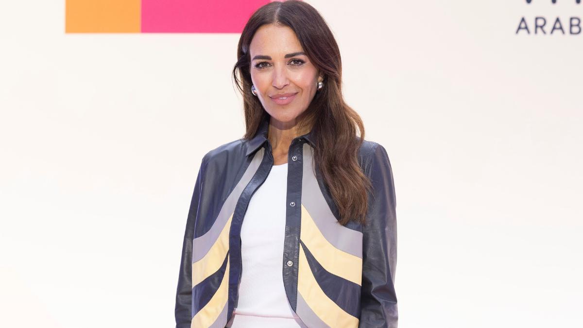 Paula Echevarría y Primark confirman la vuelta de las gabardinas con cinturón: son máxima tendencia este otoño, estilizan la silueta y combinan genial con vaqueros campana