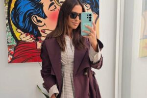 Paula Echevarría et Primark confirment le retour des trenchs pour aller au bureau du lundi au vendredi : couleur prune, coton et avec ceinture intégrée | PAULA ECHEVARRÍA PRIMARK