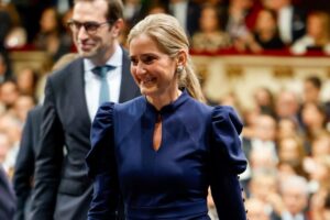 Personne ne l'a remarquée, mais elle était la mieux habillée aux Prix Princesse des Asturies 2026 : manches bouffantes, décolleté en forme de goutte et pochette en velours.