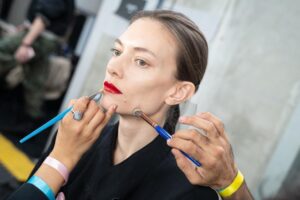 Quatre erreurs de maquillage qui s'additionnent pendant des années, selon un expert : « Attention à l'utilisation de la poudre bronzante ou au contouring vers les tempes. On perd de la graisse dans cette zone et elle paraît plus enfoncée. »