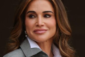Rania de Jordanie donne une leçon de style avec la robe chemise qu'elle a métamorphosée avec une ceinture type ceinture noire et des chaussures Dior bordeaux | RANIA DE JORDANIE