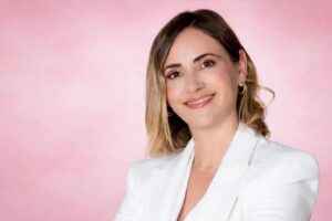 Raquel González, cosmétologue : « La crème Nivea dans le flacon bleu peut améliorer les rides liées à la peau sèche. Ces rides sont fortement accentuées et une crème aussi crémeuse que celle-ci peut contribuer à les rendre moins visibles. »