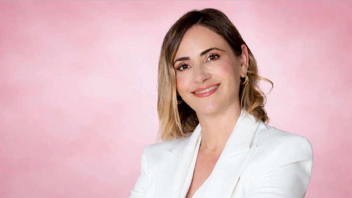 Raquel González, cosmetóloga: "La crema Nivea del bote azul puede mejorar las arrugas que estén relacionadas con la sequedad de la piel. Esas líneas se acentúan muchísimo y una crema tan untuosa como esta puede ayudar a que se noten menos"
