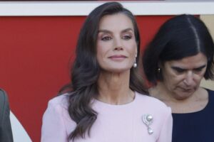 Robe de marque espagnole et broche précieuse de bijoux de passage : la reine Letizia brille le jour de Christophe Colomb ou la fête nationale espagnole