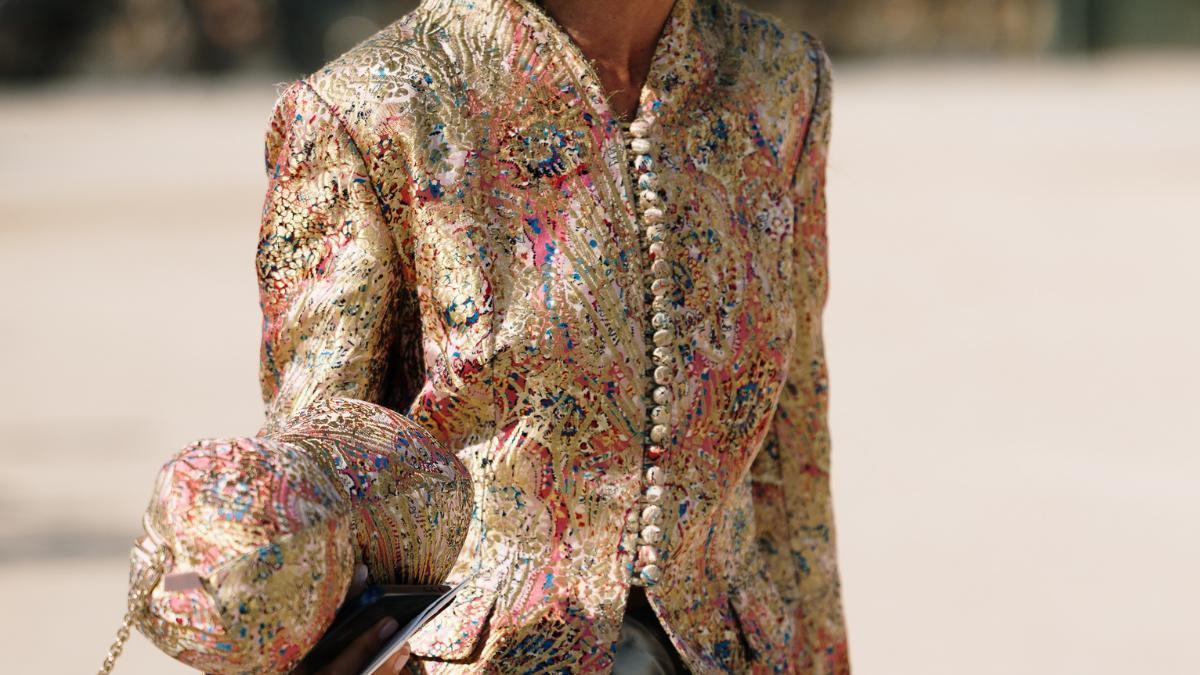 Sfera sorprende con la chaqueta de jacquard inspirada en Christian Dior más especial del otoño 2026: de estilo lujoso y fácil de combinar con vaqueros