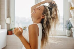 Si vous remarquez que vos cheveux sont plus fins et ont moins de corps, votre routine devrait peut-être commencer par les racines.