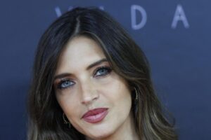 Slowlove et Sara Carbonero confirment la tendance des manteaux double face pour l'hiver 2027 : style bohème luxueux, très chaud et parfait à porter avec des jeans et des robes en maille