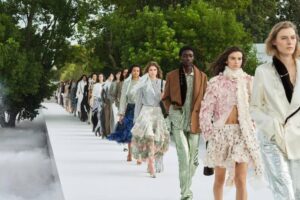 Tout ce qu'il faut savoir sur le défilé Dior : Jonathan Anderson, de nouveaux sacs et un premier rang de stars avec Rosalía, Rihanna…