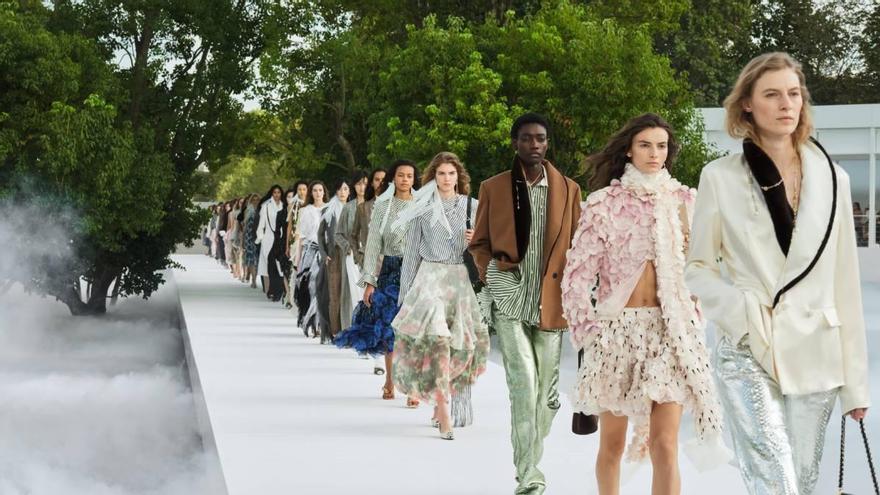 Tout ce qu'il faut savoir sur le défilé Dior : Jonathan Anderson, de nouveaux sacs et un premier rang de stars avec Rosalía, Rihanna...