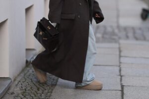 Zara anticipe l'hiver 2026 avec les bottes en fourrure type UGG que les experts de la mode vendront : avec une plateforme stylée, chaude et pour seulement 39 €