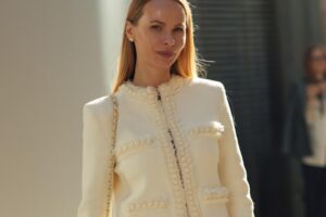 Zara bat le record de ventes avec la veste façon Chanel qui fera salle comble chez les gens huppés du Golden Mile cet automne 2026 : il reste peu de tailles | VESTE ZARA