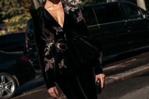 Zara lance les manteaux et vestes en velours qui deviendront l'uniforme hivernal des classiques espagnols : ils ont un look luxueux et se combinent parfaitement avec des jeans et des robes longues