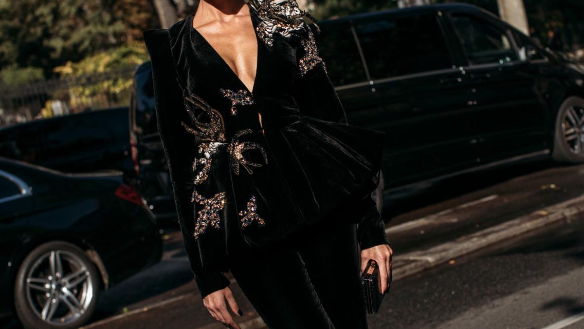 Zara estrena los abrigos y chaquetas de terciopelo que se convertirán en el uniforme de invierno de las clásicas españolas: parecen de lujo y combinan genial tanto con vaqueros como con vestidos largos