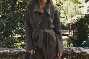 Zara résout nos looks d'automne avec les 5 tenues monochromes les plus élégantes à porter avec des bottines et à s'habiller en pleine saison comme les experts de la mode